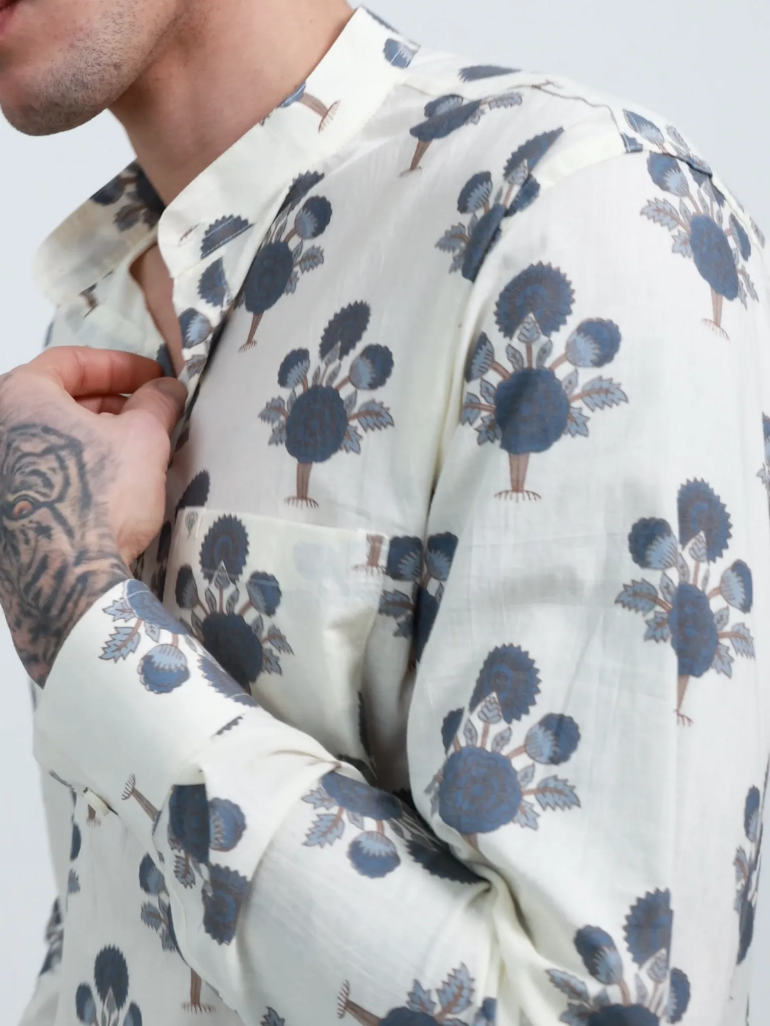 Off White Bloom short kurta - Image 4